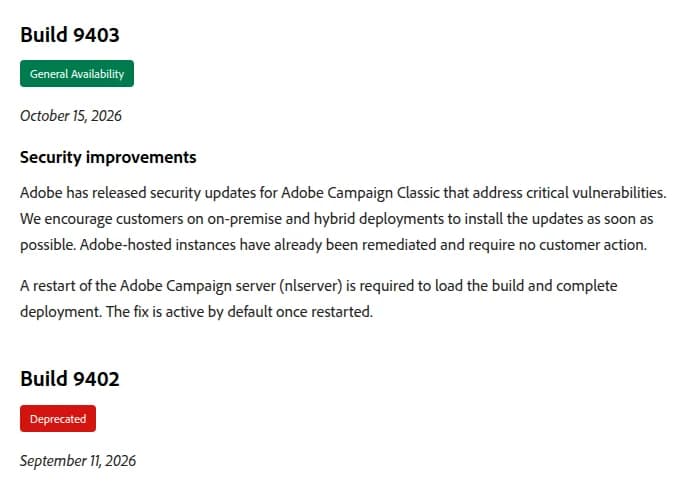 AdobeのExperience LeagueにあるCampaign Classic v7のリリースノートの一部（英語）。Build 9403はGeneral Availabilityで2026年10月15日。Security improvementsとして、Adobe Campaign Classicの重大な脆弱性に対処するセキュリティの更新を出したこと、オンプレミスとハイブリッドの利用者にはできるだけ早く入れるよう勧めること、Adobeが運用するインスタンスはすでに対処済みで利用者の作業は要らないことが書かれ、ビルドを読み込んで適用を終えるにはAdobe Campaignのサーバー（nlserver）の再起動が要り、再起動すれば修正は既定で有効になるとある。その下にBuild 9402はDeprecated、2026年9月11日と表示されている