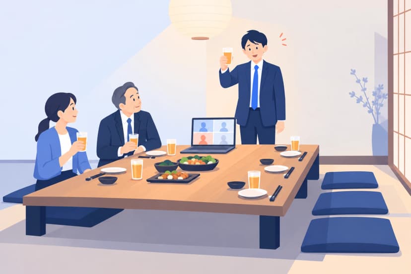 居酒屋の座敷で、スーツの幹事が立ってグラスを掲げ、座った部長と社員が見上げている。机の上のノートパソコンには、オンラインで参加する人の小さな枠が4つ並ぶ。右の床には、使われていない座布団が3枚並んでいる(イラスト)