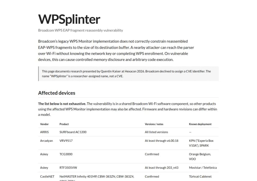 Quentin Kaiser氏が公開したページ『WPSplinter』の冒頭。見出しはBroadcom WPS EAP fragment reassembly vulnerability。BroadcomのレガシーなWPS Monitorの実装が、組み立て直したEAP-WPSの断片を受け皿の大きさに制限しておらず、近くの攻撃者がネットワークの鍵を知らず、WPSの登録も済ませずにWi-Fi越しに処理に届き、メモリの読み出しと任意のコードの実行につながりうると説明している。Hexacon 2026での発表であること、BroadcomがCVEの割り当てを断ったこと、WPSplinterは研究者が付けた名前でCVEではないことが囲みに書かれ、その下に影響する機器の一覧(ARRIS SURFboard AC1200、Arcadyan VRV9517、Askey TCG3000、Askey RTF3505VW、CastleNETの機種など)が始まっている