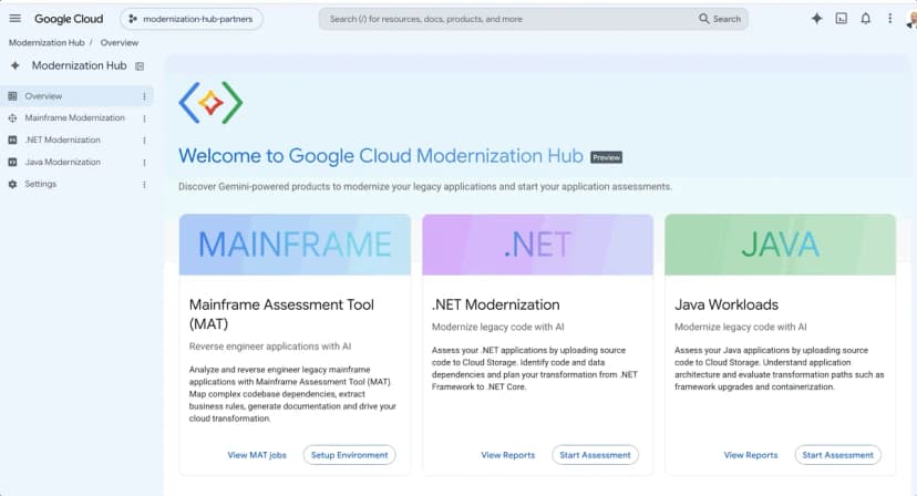 英語表示のGoogle CloudのコンソールのModernization Hubの概要の画面。見出し「Welcome to Google Cloud Modernization Hub」の横に「Preview」の札がある。左の欄にOverview、Mainframe Modernization、.NET Modernization、Java Modernization、Settings。中央に3枚のカードがあり、Mainframe Assessment Tool(MAT)、.NET Modernization(ソースコードをCloud Storageに上げて評価し、.NET Frameworkから.NET Coreへの移行を計画)、Java Workloads(ソースコードをCloud Storageに上げて構成を把握し、フレームワークの更新やコンテナ化を検討)と、評価を始めるボタンが並ぶ