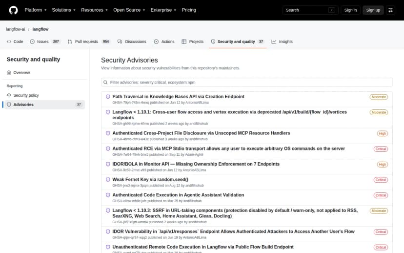 Langflow(langflow-ai/langflow)のGitHub Security Advisoriesの画面。『Authenticated RCE via MCP Stdio transport allows any user to execute arbitrary OS commands on the server』(GHSA-7w94-79vh-5mr2・Critical・2026年9月11日公開)などの脆弱性が一覧されている。この項目がCVE-2026-105740にあたり、ログインできる利用者がMCPサーバーをstdio方式で追加するとサーバー上で任意のコマンドを実行できる