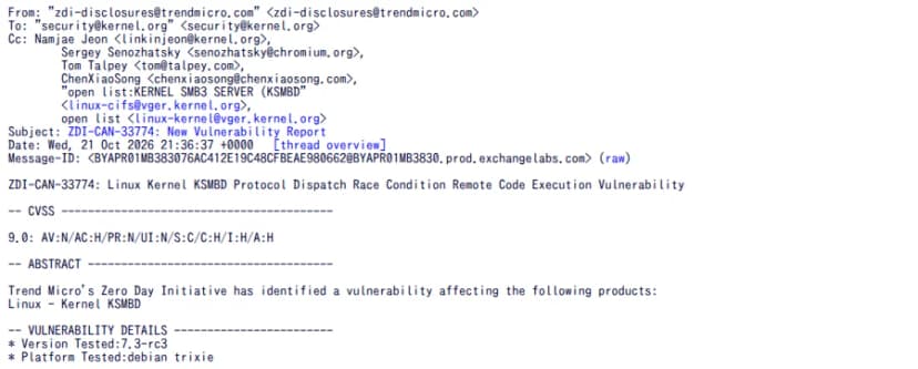 Linuxカーネルのメーリングリストに残るZDIの報告。送り元はzdi-disclosures、宛先はカーネルのセキュリティの窓口で、KSMBDの保守担当とlinux-cifsとlinux-kernelの公開のリストも写しに入っている。題はZDI-CAN-33774、日付は2026年10月21日21時36分(協定世界時)。Linux Kernel KSMBD Protocol Dispatch Race Condition Remote Code Execution Vulnerability、CVSSは9.0。試した版は7.3-rc3、環境はDebianのtrixie。