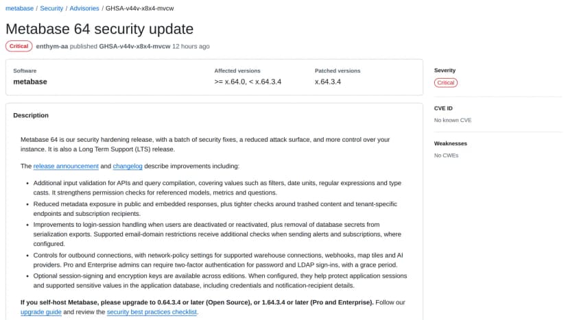 GitHubのMetabaseの勧告のページ。題はMetabase 64 security update、深刻度はCritical。対象の版は x.64.0以上 x.64.3.4未満、修正版は x.64.3.4。右の欄のCVE IDはNo known CVE。説明に、入力の検証、公開と埋め込みの応答の削減、セッションの扱い、外向きの通信の制御と2要素の必須化、署名と暗号化の鍵が並び、自社運用は0.64.3.4以降か1.64.3.4以降へ上げるよう書かれている