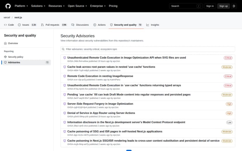 Next.js(vercel/next.js)のGitHub Security Advisoriesの画面。2026年10月14日に公開された『Unauthenticated Remote Code Execution in Image Optimization API when SVG files are used』(GHSA-2464-fhr4-w9xw・Critical)、『Unauthenticated Remote Code Execution in use cache functions returning typed arrays』(GHSA-673q-mjm6-r5xr・Critical)、『Denial of Service in App Router using Server Actions』(GHSA-p3m5-59mp-jv5r・High)が一覧されている