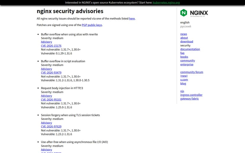 NGINXの公式サイトのセキュリティ情報ページ『nginx security advisories』。最新の脆弱性として、CVE-2026-15176(エイリアスとrewrite)、CVE-2026-93479(スクリプト評価)、CVE-2026-95101(HTTP/3)、CVE-2026-97629(TLSセッションチケット)、CVE-2026-97205(非同期ファイルI/O)などが一覧され、いずれも1.31.7および1.30.6で修正されたことが記載されている
