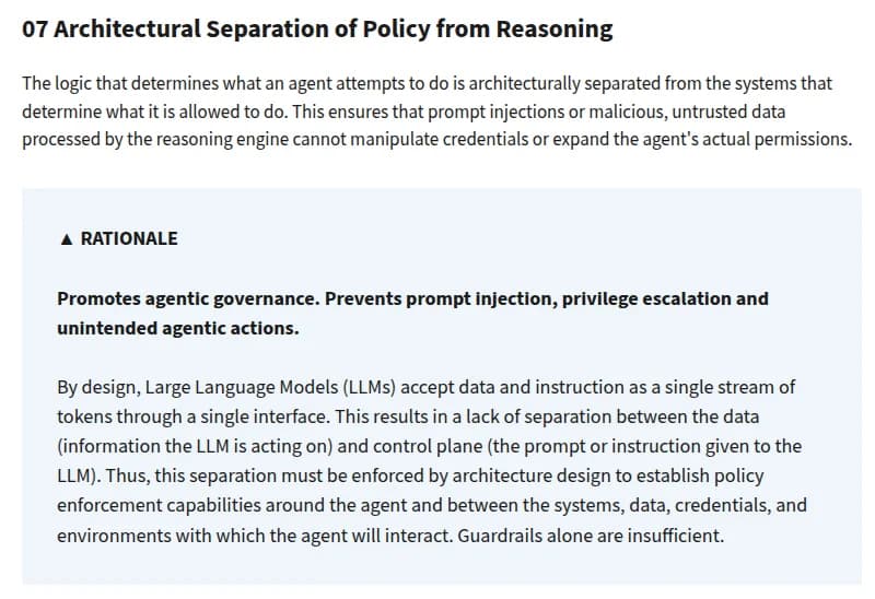 NISTのブログの一部。07 Architectural Separation of Policy from Reasoningの見出しの下に、エージェントが何をしようとするかを決める論理は、何を許すかを決めるシステムと設計上分けられていること、これにより、推論の部分が処理したプロンプトインジェクションや悪意のある信頼できないデータが、認証情報を操作したり実際の権限を広げたりできないことが書かれ、RATIONALEの囲みに、LLMはデータと指示を一つのトークンの流れとして一つの窓口で受け取るため、データと制御の分離がない、この分離は設計で強制し、エージェントの周りと、やりとりするシステム、データ、認証情報、環境の間に方針を強制する仕組みを置く必要がある、ガードレールだけでは不十分だ、とある