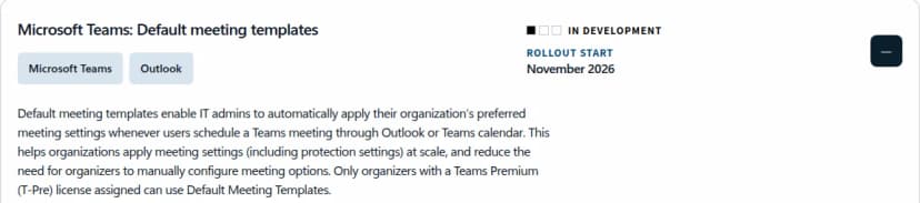Microsoft 365ロードマップの画面。題はMicrosoft Teams: Default meeting templates、製品のタグはMicrosoft TeamsとOutlook、開発中、展開の開始はNovember 2026。説明に、利用者がOutlookかTeamsの予定表で会議を入れると組織の会議の設定を自動で当てること、保護の設定を含むこと、Teams Premiumのライセンスを持つ主催者だけが使えることが英語で書かれている