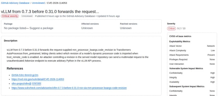 GitHub Advisory Databaseの画面。題はvLLM from 0.7.3 before 0.31.0 forwards the request、Critical severity。説明に、要求の中のmm_processor_kwargs.code_revisionをTransformersのAutoProcessor.from_pretrainedにそのまま渡し、trust_remote_codeが有効なとき利用者がモデルの処理のコードの版を選べること、配るモデルの保管先の版を操れる攻撃者が認証なしの/tokenizeに要求を送るとvLLMのAPIの処理の中で任意のPythonを実行できることが英語で書かれている。右にCVSS v4の9.2