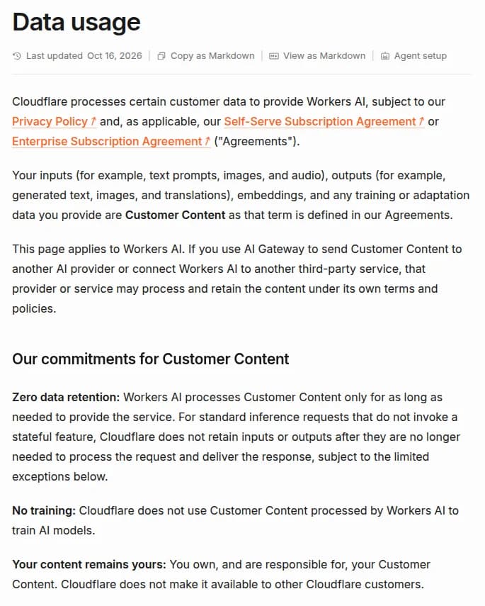 CloudflareのWorkers AIのドキュメント『Data usage』。更新日は2026年10月16日。見出し『Our commitments for Customer Content』の下に、Zero data retention（処理して応答を返すのに必要でなくなった入出力を保持しない）、No training（顧客のコンテンツをAIモデルの学習に使わない）、Your content remains yours（他のCloudflareの顧客に提供しない）の3つが並ぶ