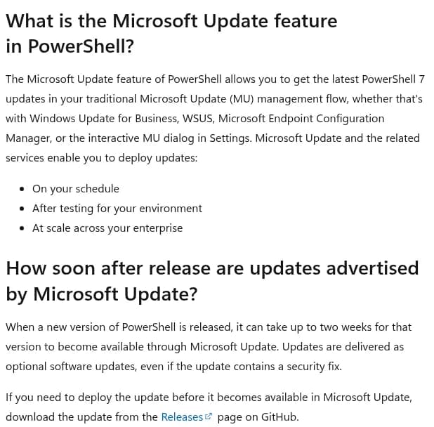 Microsoft LearnのMicrosoft Update for PowerShell FAQの画面。PowerShellのMicrosoft Updateの機能で、Windows Update for Business、WSUS、Microsoft Endpoint Configuration Manager、設定の画面のMicrosoft Updateの流れでPowerShell 7の最新の更新を受け取れること。新しい版が出てからMicrosoft Updateで配られるまで最大2週間かかることがあり、セキュリティの修正を含む場合でも任意のソフトウェアの更新として配られること、急ぐ場合はGitHubのReleasesのページから入れるよう案内していることが英語で書かれている