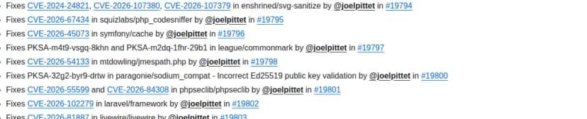 GitHubのSnipe-IT v8.8.1のリリースノートの変更の一覧の一部(英語)。enshrined/svg-sanitizeのCVE-2024-24821・CVE-2026-107380・CVE-2026-107379、squizlabs/php_codesnifferのCVE-2026-67434、symfony/cacheのCVE-2026-45073、league/commonmarkの2件、mtdowling/jmespath.phpのCVE-2026-54133、paragonie/sodium_compatの1件、phpseclib/phpseclibのCVE-2026-55599とCVE-2026-84308、laravel/frameworkのCVE-2026-102279、livewire/livewireのCVE-2026-81887を、それぞれ直したという行が並ぶ