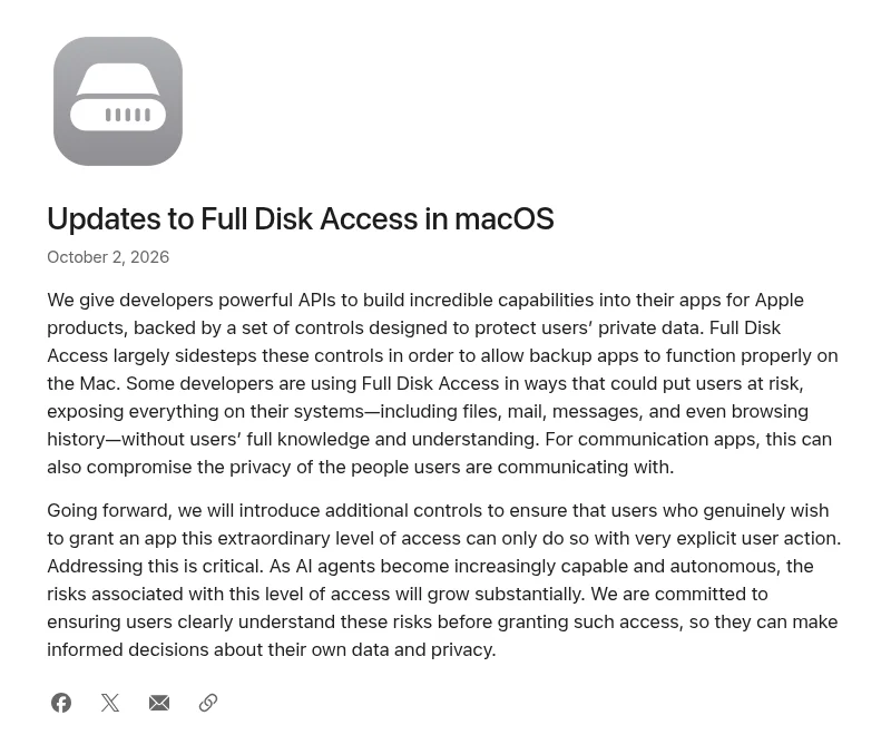 Apple Developerのニュースのページ。灰色のディスクのアイコンの下に、題「Updates to Full Disk Access in macOS」と日付October 2, 2026。本文の2段落で、フルディスクアクセスがバックアップのアプリのための権限であること、一部の開発者が利用者を危険にさらす形で使っていること、今後は利用者のはっきりした操作がないと許可できない追加の制御を入れること、AIエージェントで危険が増すことを英語で説明している