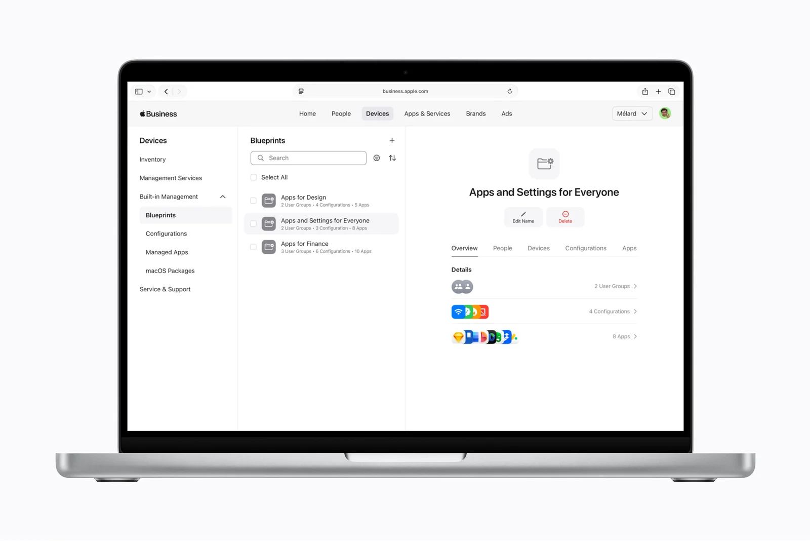MacBookの画面に表示されたApple Business(business.apple.com)の管理画面。上のメニューはHome・People・Devices・Apps & Services・Brands・Ads。DevicesのBuilt-in Managementの中のBlueprintsを開き、Apps for Design、Apps and Settings for Everyone、Apps for Financeの3つのブループリントが並ぶ。右側にApps and Settings for Everyoneの詳細として2 User Groups・4 Configurations・8 Apps