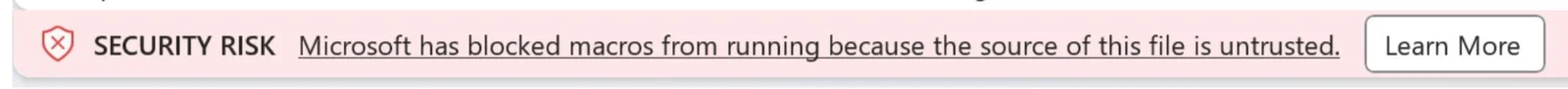 Officeの画面の上に出る赤い帯。盾のアイコンと「SECURITY RISK」の文字に続けて「Microsoft has blocked macros from running because the source of this file is untrusted.」(ファイルのソースが信頼されていないため、Microsoftがマクロの実行をブロックした)と英語で書かれ、右端に「Learn More」のボタンがある