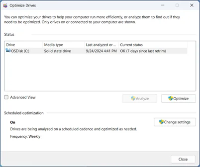 Windows 11の「Optimize Drives」(ドライブの最適化)の画面。Cドライブ(OSDisk)の種類がSolid state drive、現在の状態がOK(最後のretrimから7日)と表示されている。下の「Scheduled optimization」(スケジュールされた最適化)の欄は「On」で、頻度は「Weekly」(毎週)