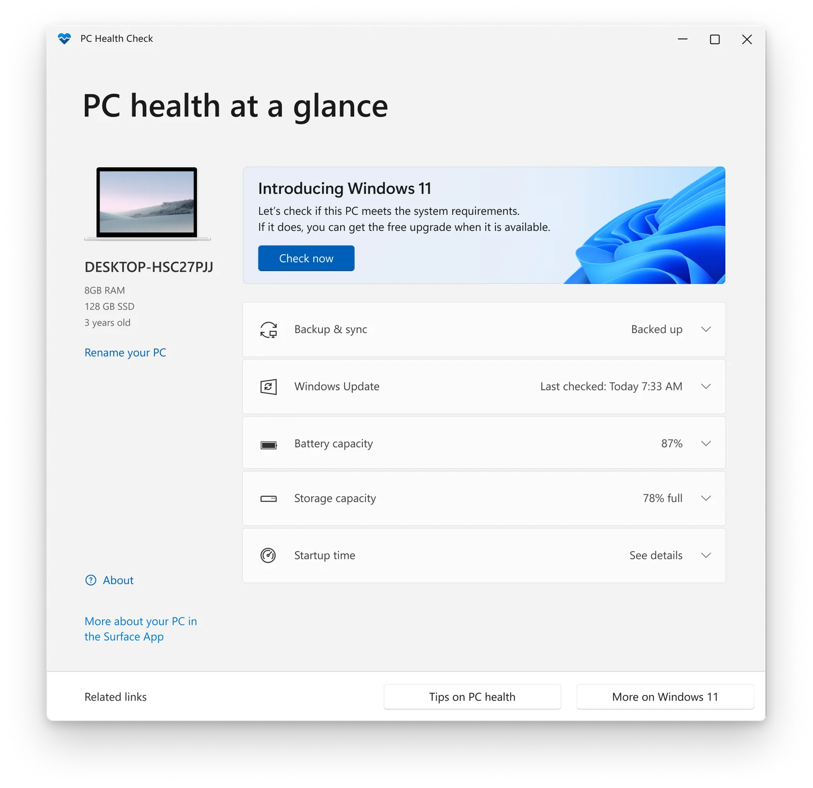 PC Health Checkアプリの画面。左にPC名・メモリ8GB・SSD128GB、右にWindows 11の要件を確かめる「Check now」ボタンと、バックアップ・Windows Update・バッテリー容量・ストレージ容量・起動時間の項目が並ぶ